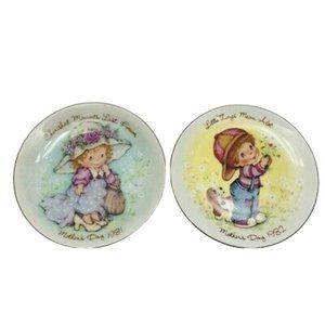 Mothers Day Gift Plates Set of 2 Avon Years 1981 and 1982